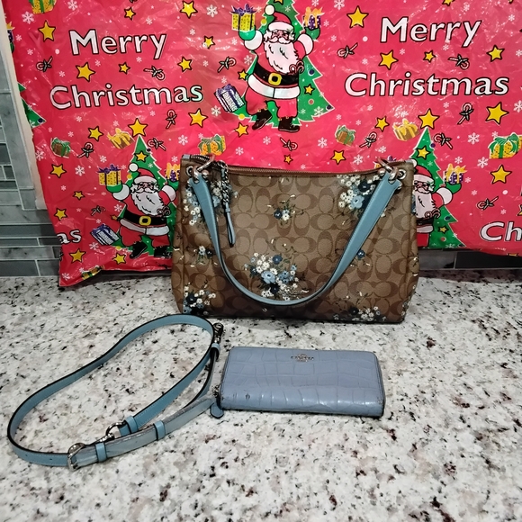 Coach Rare Floral Women's Bag With Bonus Wallet And Long strap - Picture 3 of 17